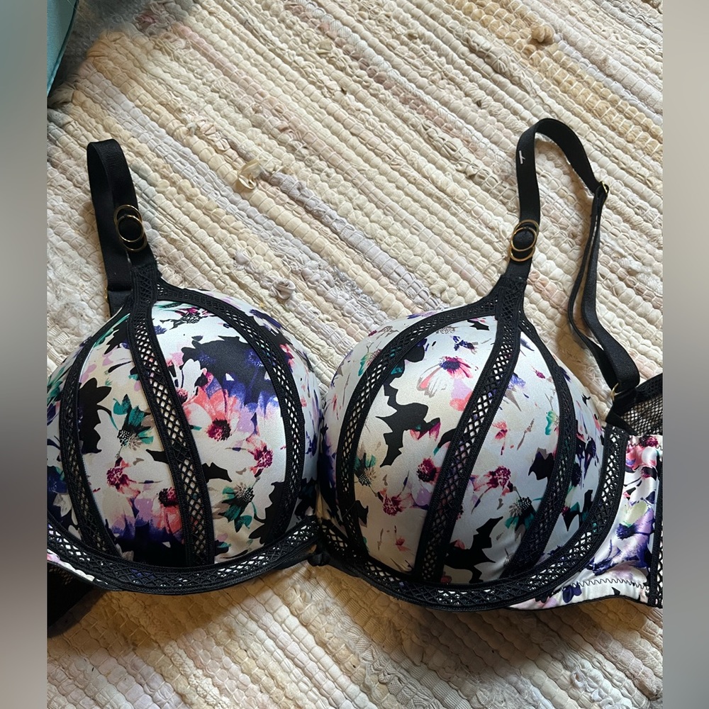 Vs-gently worn. Maybe 1x. Has a bit of tag still on!